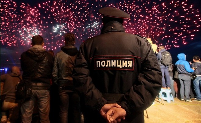 Новогодний дозор: 2 000 силовиков, ДПС на борьбу с пробками и уголовное дело за елочки «Континента»