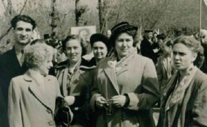 Фотомарафон «100-летие ТАССР»: сотрудники Татпроекта на первомайской демонстрации, середина 1950-х годов