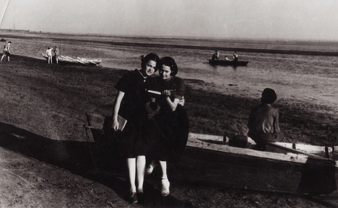 Фотомарафон «100-летие ТАССР»: девушки на берегу Камы. Елабуга, 1957 год