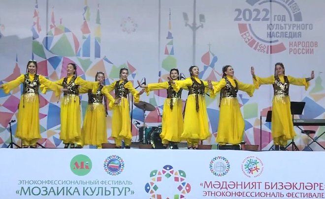 Национальные костюмы и праздничный концерт: «Мозаика культур» на Кремлевской набережной