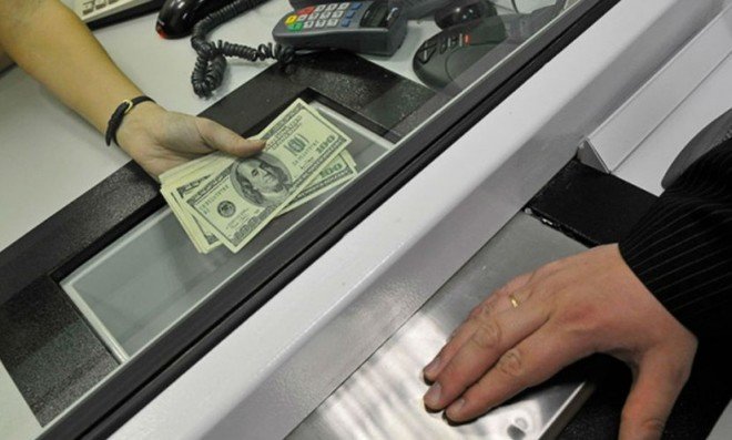 Из жизни банкиров. Россияне заинтересовались валютой, а Сбербанк резко подешевел