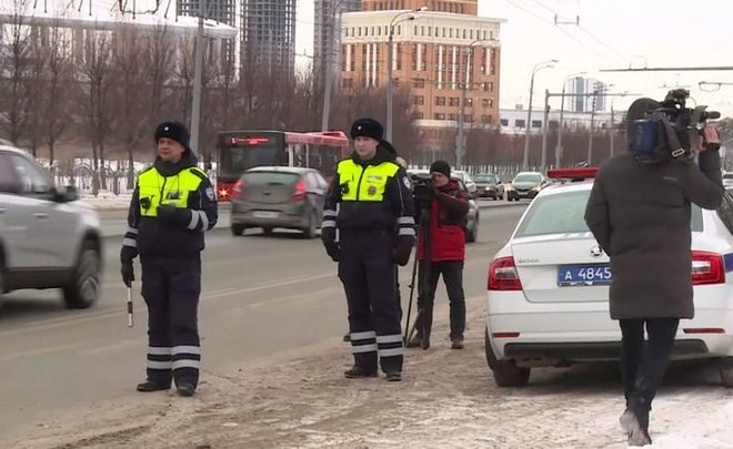 «Это удобно»: как инспекторы ДПС проверяют электронные права