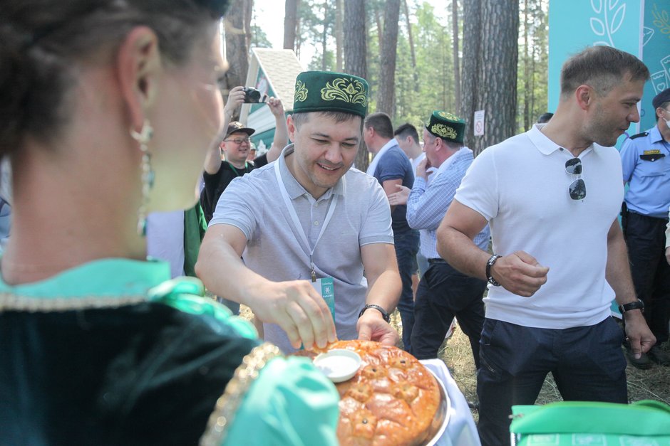 Почетным гостям предлагались традиционные хлеб-соль и чак-чак