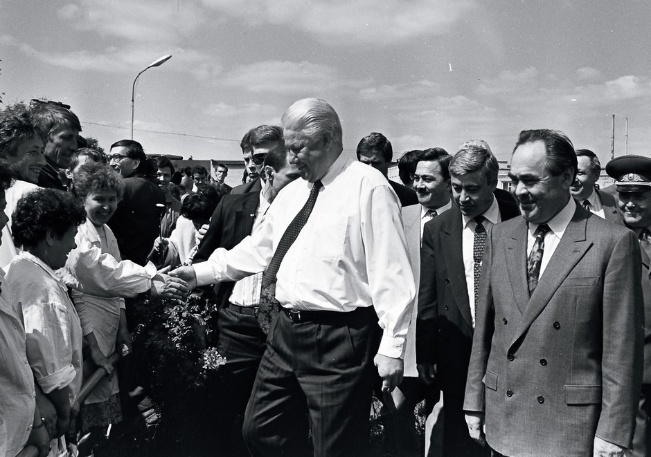 На Майском Ельцин с удовольствием пообщался с народом