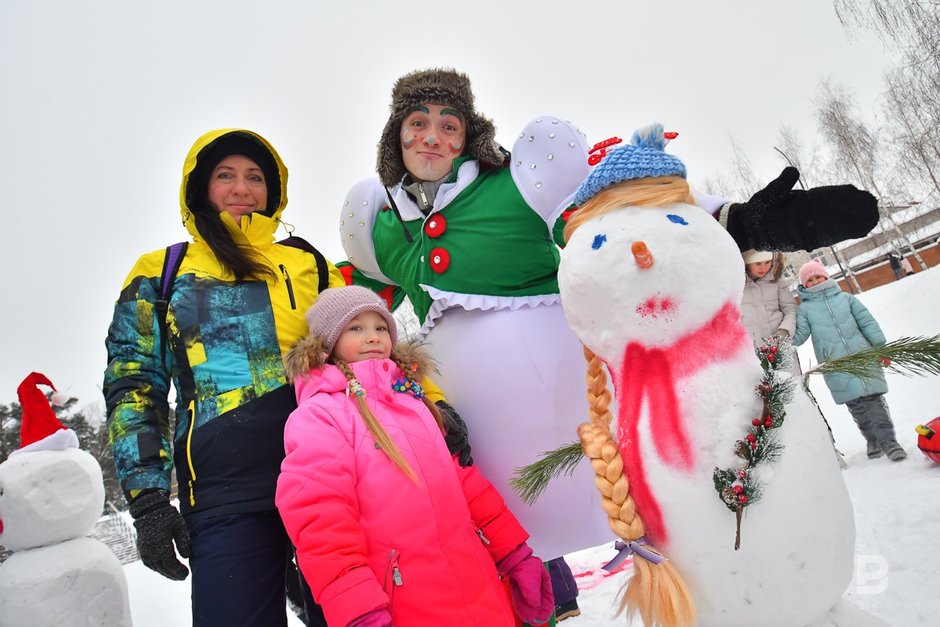 Участники фестиваля снеговиков