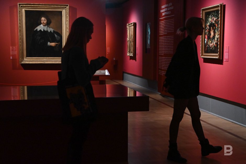 Картины и посетители выставки «Золотой век фламандского искусства»