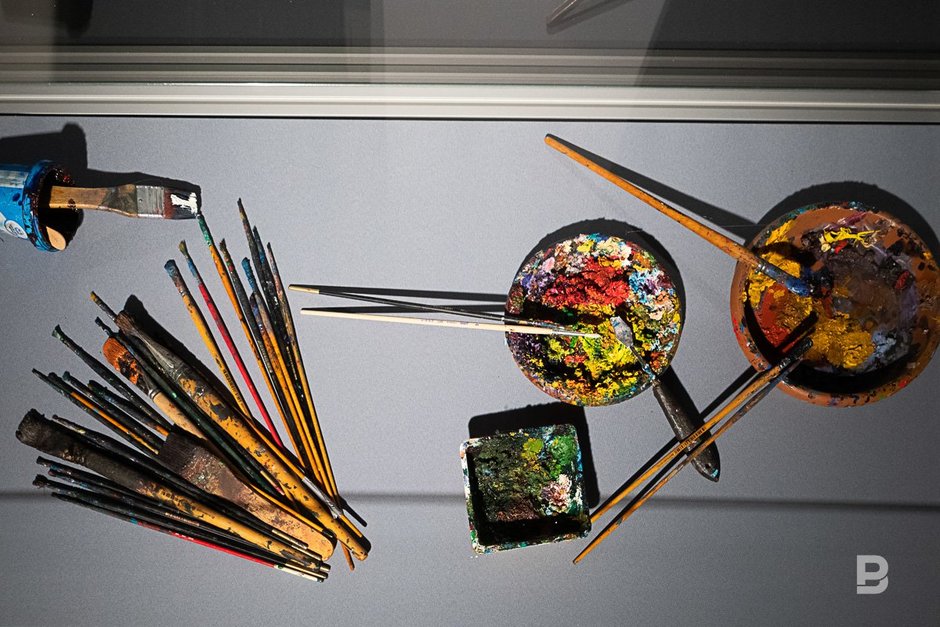 Палитры красок и кисточки на выставки турецкого художника Ахмета Йешиля «Звуки и следы»