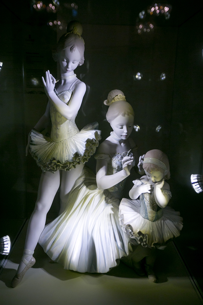 Это около 20 фарфоровых фигур на тему балета из коллекции фарфора Музея Lladró