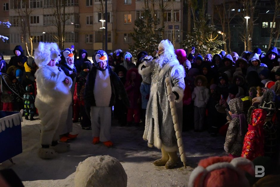 Дети и их родители на спектакле «Молодежного театра на Булаке» и Аниматоры в костюма деда мороза, пингвина и полярного мишки