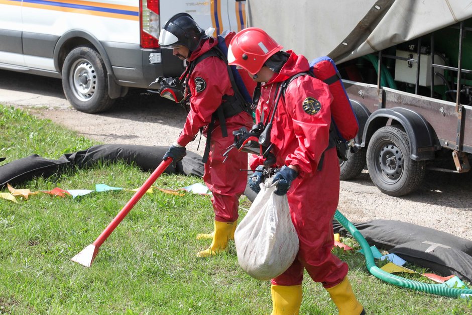 Спасатели ПАСФ «Регионспас» осуществляют сбор нефтепродуктов в специальные емкости для отправки в место хранения нефтешлама