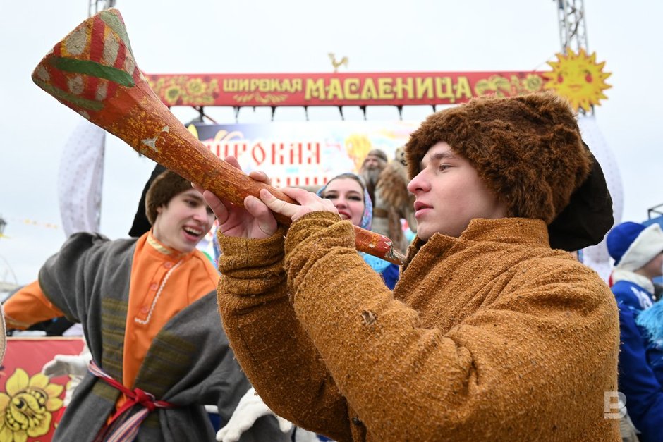 Танцы в народных костюмах на Масленице на Кремлевской набережной