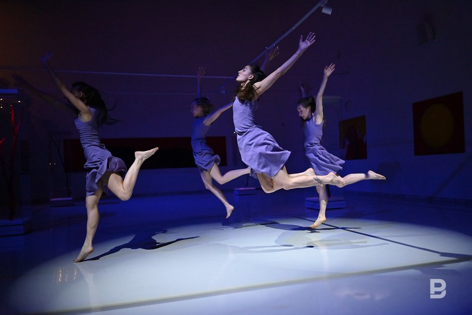 Танцовщицы на выставке татарстанской художницы Альфии Саргин ALFA DNK