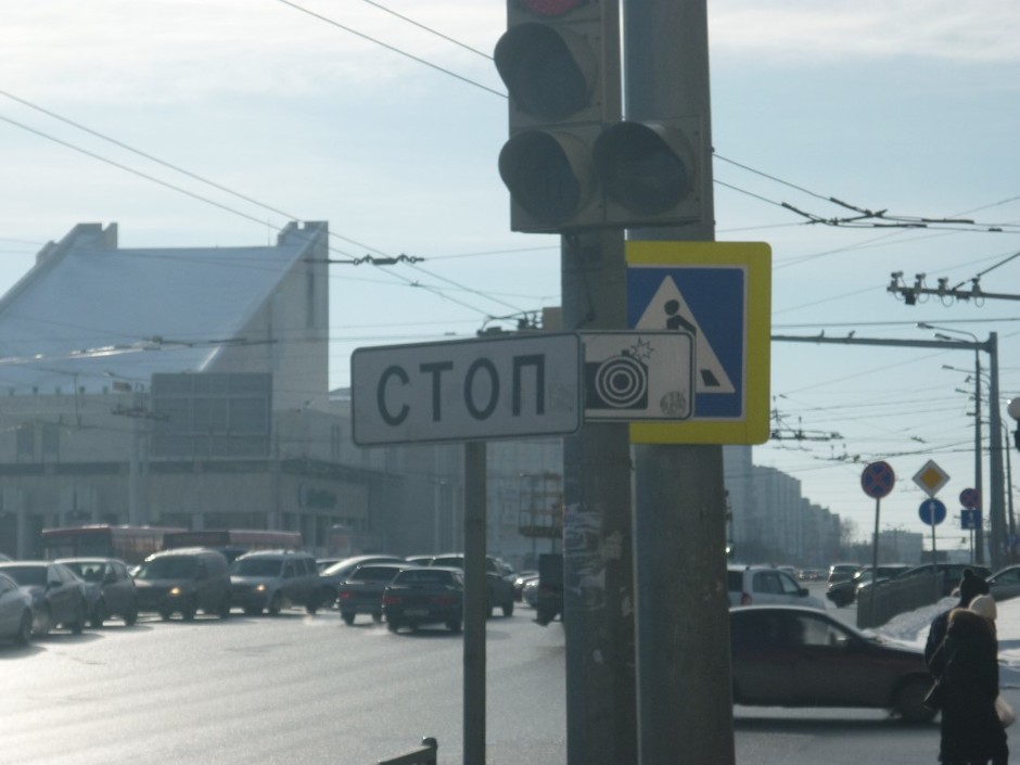 Нарушение в установке знака "Стоп" перед светофором