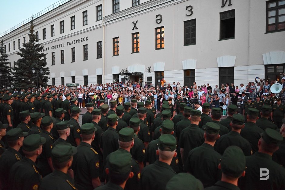 «На вечернюю поверку становись!»: выпускники-танкисты прошли с песней по Казанскому кремлю