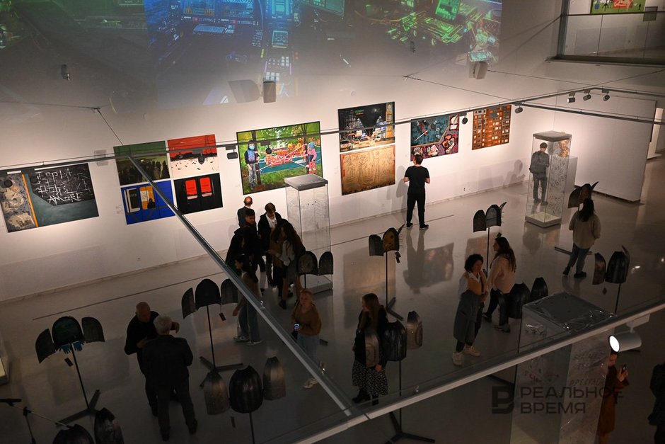 Посетители и экспонаты выставки «АРТ-мастерская XXI»