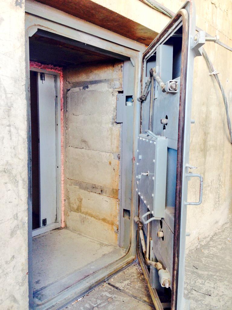 Двери выдерживают огромные нагрузки. Толщина бетонных стен более метра, арматура по 5 см в диаметре