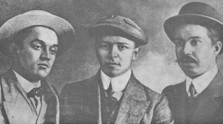 Г.Тукай (в центре), Г.Газиз (слева), Г.Кулахметов (справа). Казань. Около 1910. Национальный архив РТ