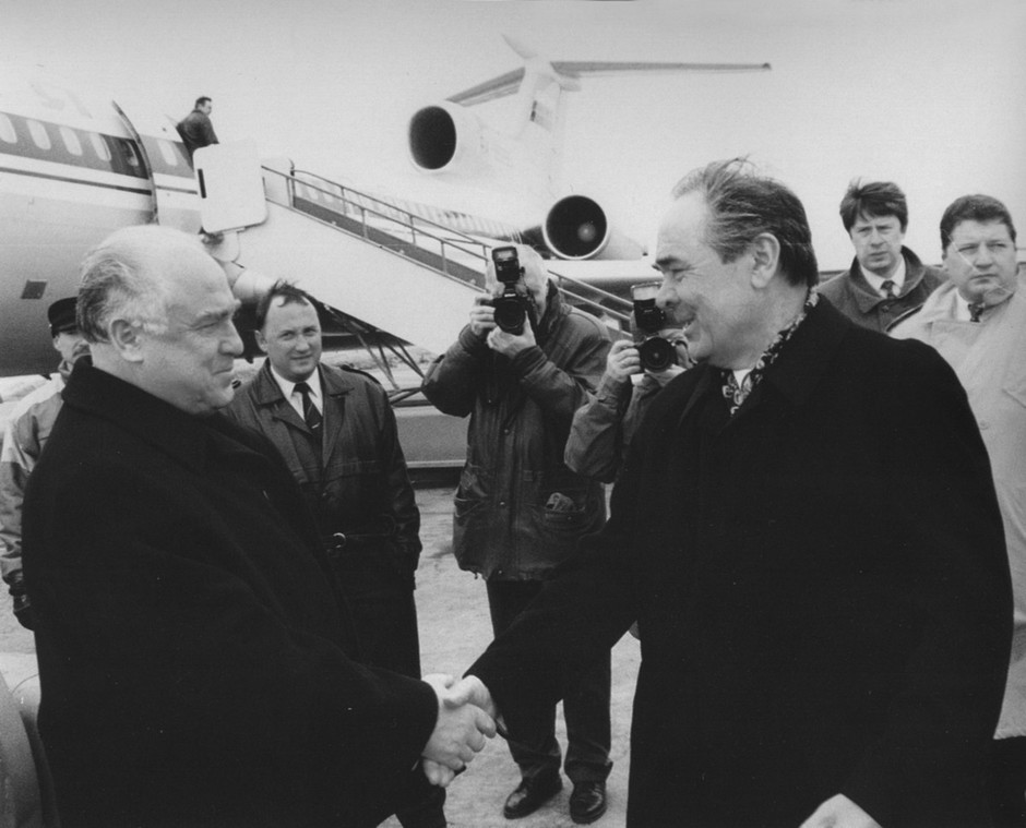 Премьер-министр России Виктор Черномырдин и Минтимер Шаймиев в аэропорту