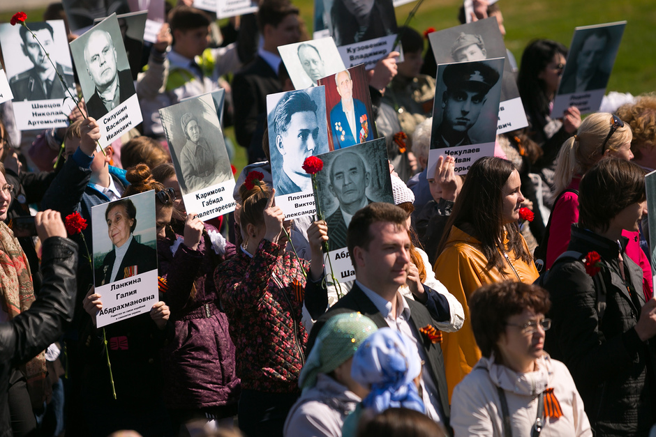 Школьники и студенты прошли колонной, держа в руках фотографии и портреты родственников, воевавших на фронтах Великой Отечественной