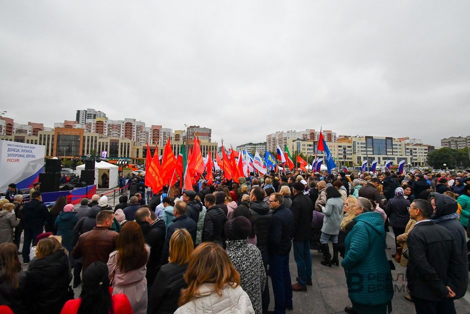 Участники митинга в поддержку итогов референдумов