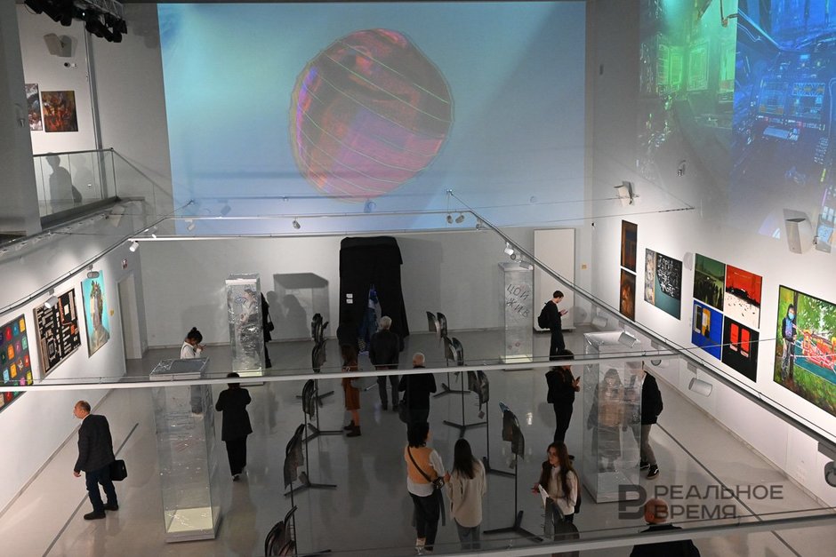 Посетители и экспонаты выставки «АРТ-мастерская XXI»
