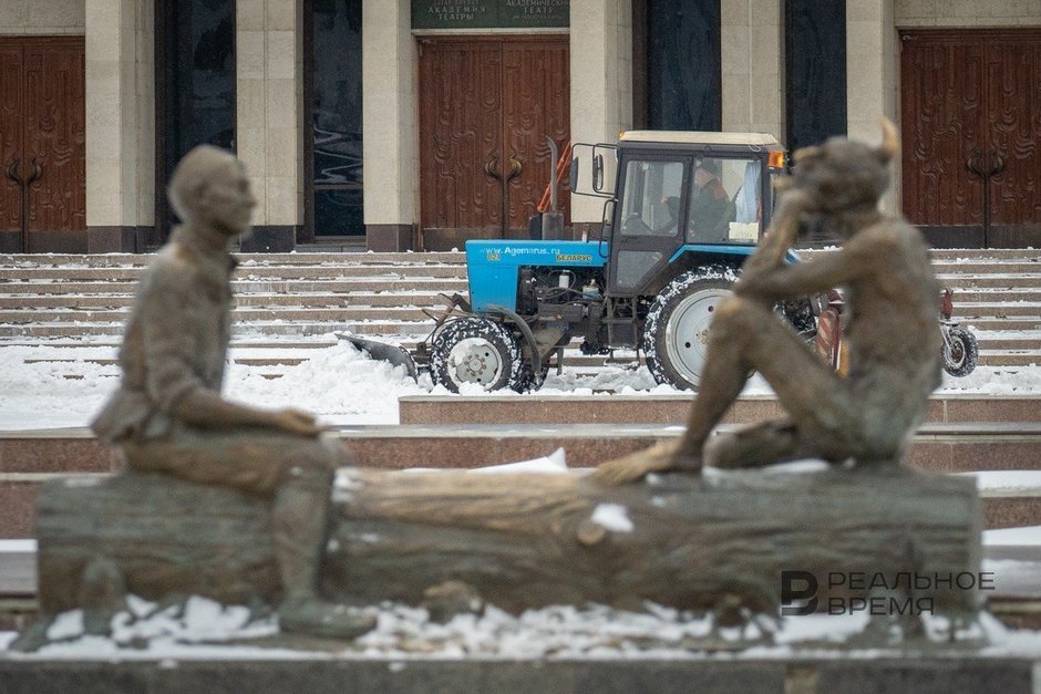 Уборка снега в Казани, трактор