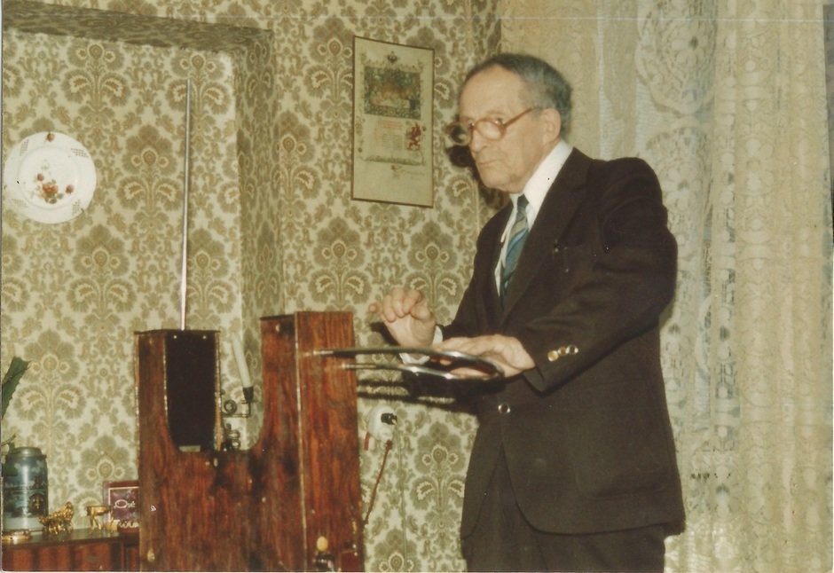 Лев Термен играет на терменвоксе, 1989 год