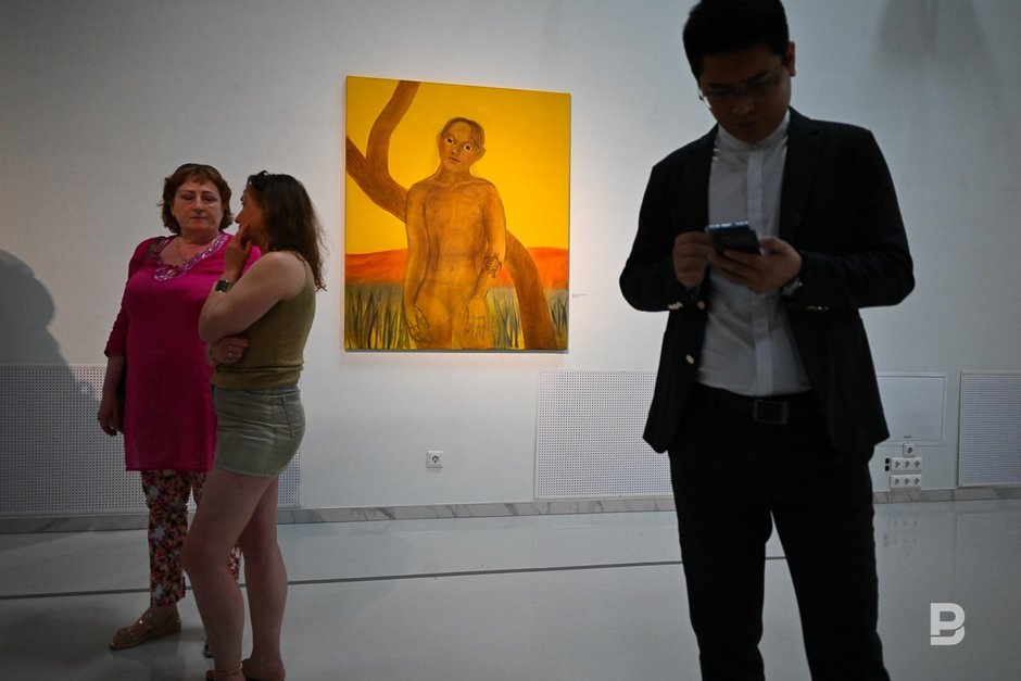 Посетители выставки татарстанской художницы Альфии Саргин ALFA DNK