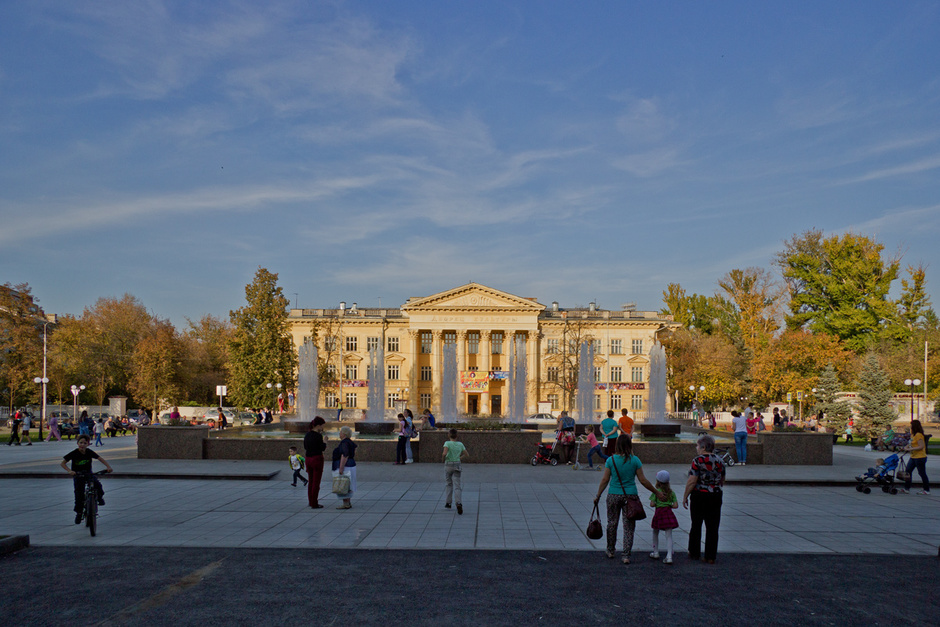 В сентябре торжественно открыли площадь перед ДК, где реконструировали фонтан.