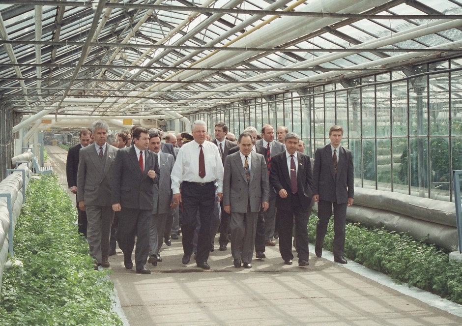 Борису Ельцину показывают образцовый совхоз Майский