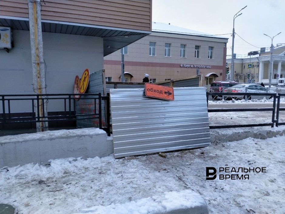 Строительное ограждение в центре Казани