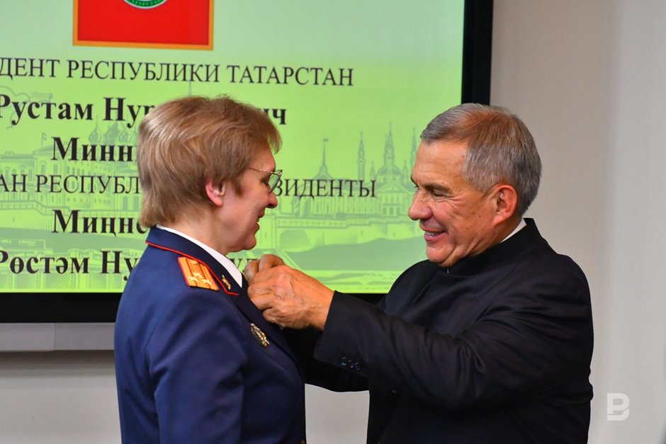 Президент Республики Татарстан Рустам Минниханов награждает сотрудника полиции