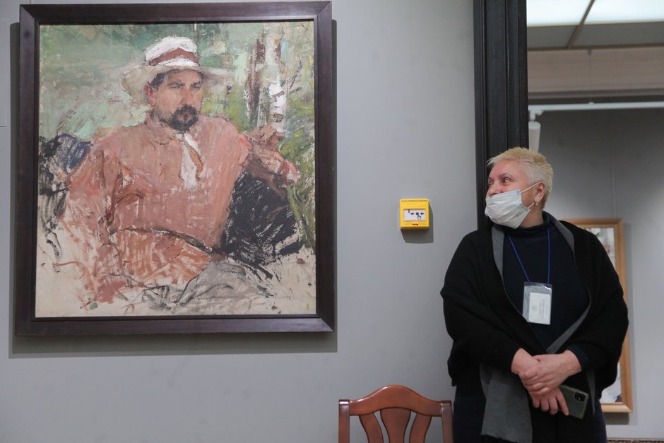 Картина и посетитель выставки произведений художника Николая Фешина