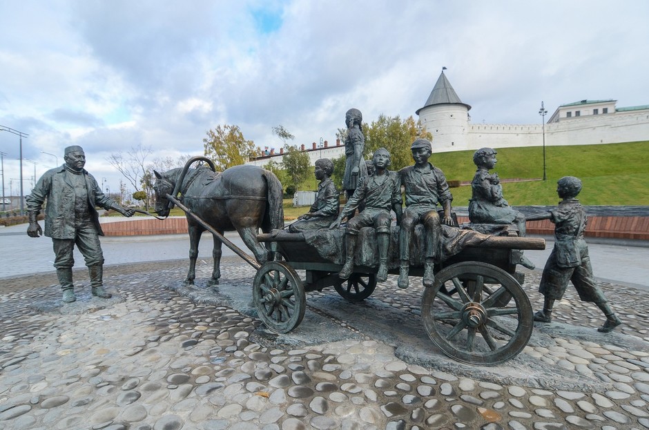 Изначально памятник благотворителю был установлен по инициативе первого президента РТ Минтимера Шаймиева.