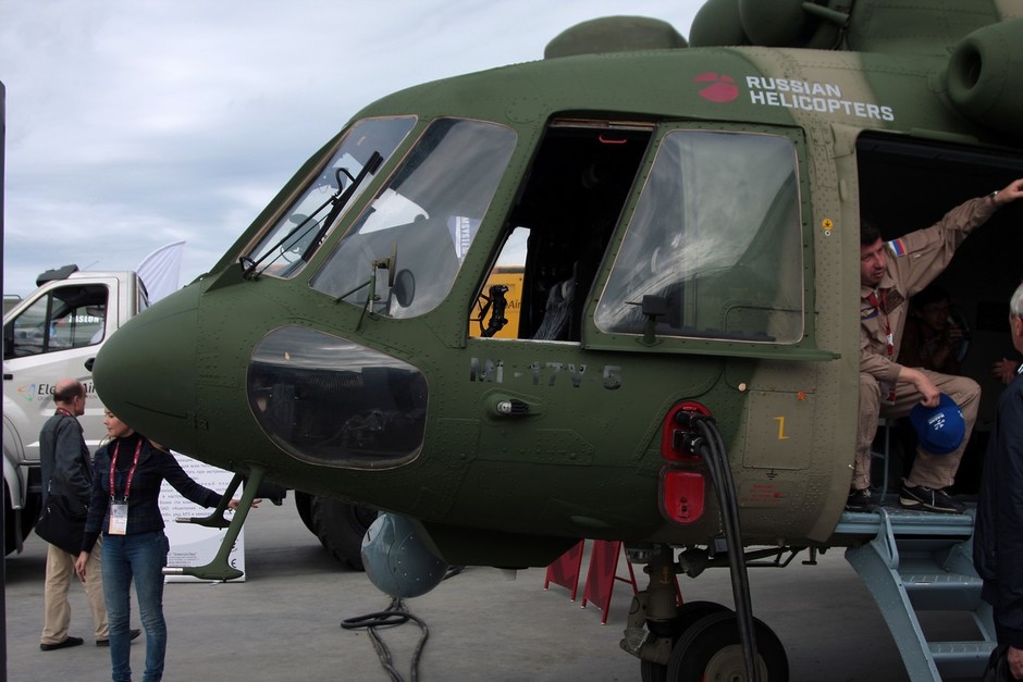 На форуме «Армия-2016» холдинг «Вертолеты России» представил первый прототип вертолета Ми-8МТВ-5 из семейства Ми-8/17 с гиростабилизированной оптико-электронной системой (ГОЭС).