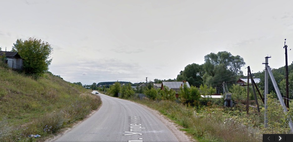 А вот типичный «тротуар» окраины — пос. Аки Советского района (снимок сделан в Google Maps). Это его центральная улица. На всем ее протяжении тротуаров нет. Есть обочина, но когда машины разгоняются здесь до 100 км/ч, пешеходам бывает немного не по себе.
