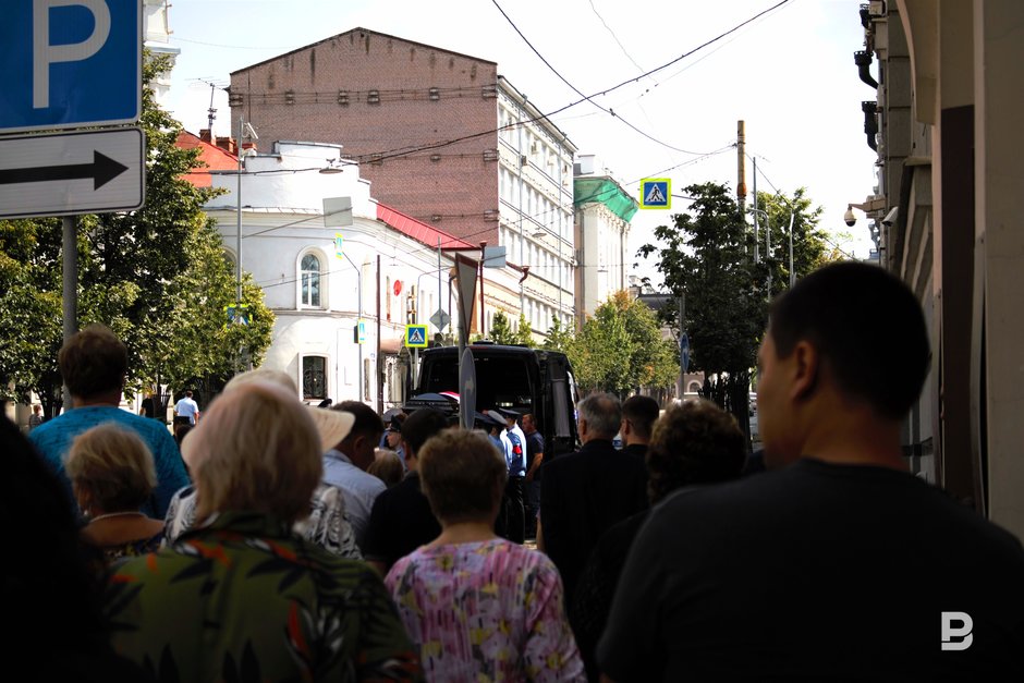 Люди идут с похорон помощника премьер-министра Татарстана Олега Назарова