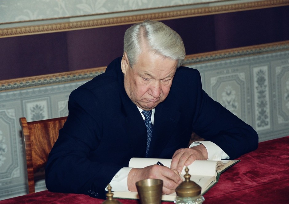 Б н ельцин подписал. Кабинет президента Бориса Ельцина. Кабинет Ельцина 1991.