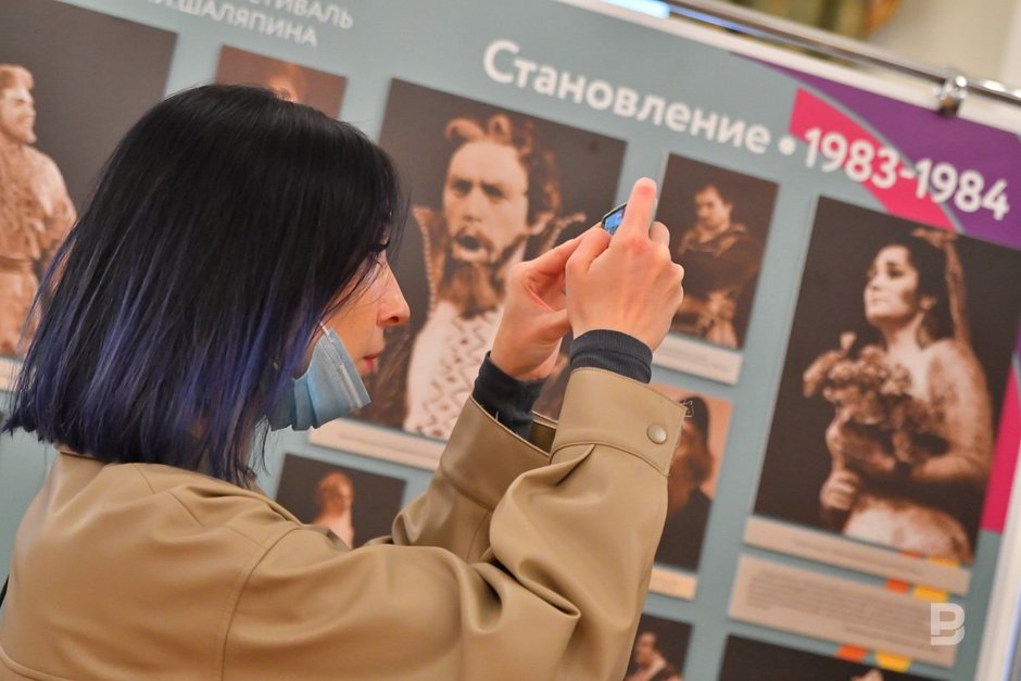 Портреты и посетитель выставки посвященной 40-летию Шаляпинского фестиваля