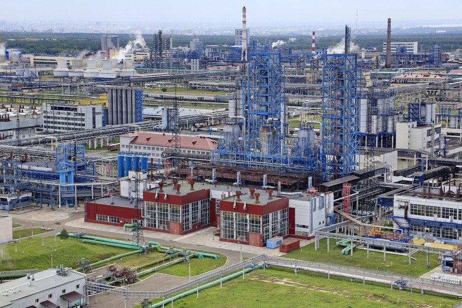 Производственные мощности завода по производству и переработке полиэтилена низкого давления.