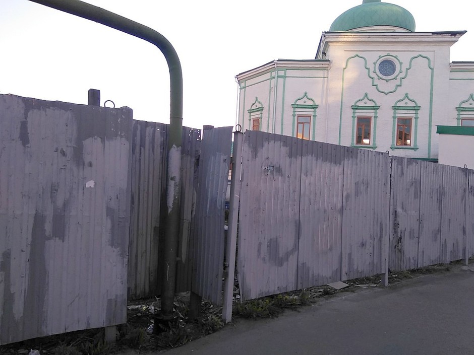Чтобы иметь к трубе постоянный доступ и не дергать служителей мечети «Нурулла» на Московской, газовики обогнули ее забором. Красота!
