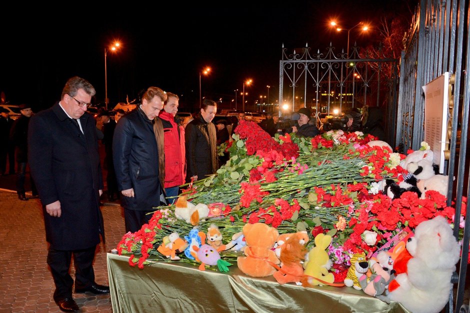 Возложение цветов в аэропорту Казань в память о погибших в авиакатастрофе, 18 ноября 2013 г.
