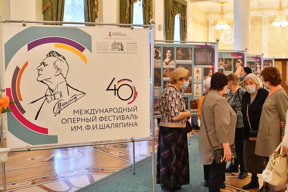Посетители выставки посвященной 40-летию Шаляпинского фестиваля