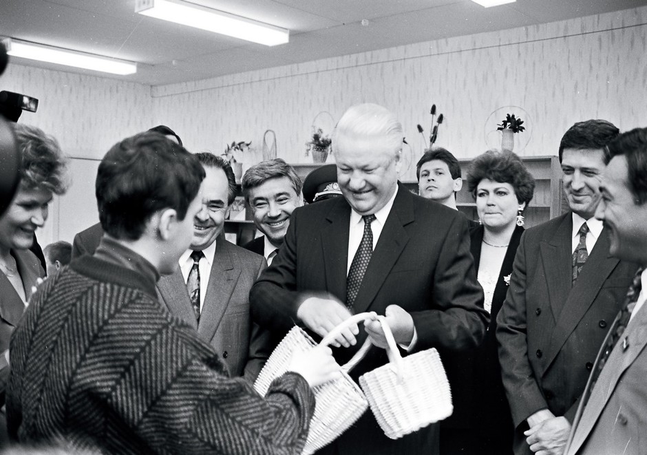 В Детском реабилитационном центре Борису Ельцину подарили сделанные своими руками лукошки