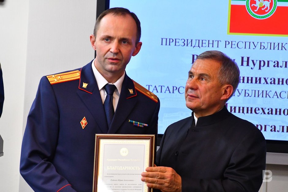 Президент Республики Татарстан Рустам Минниханов награждает сотрудника полиции