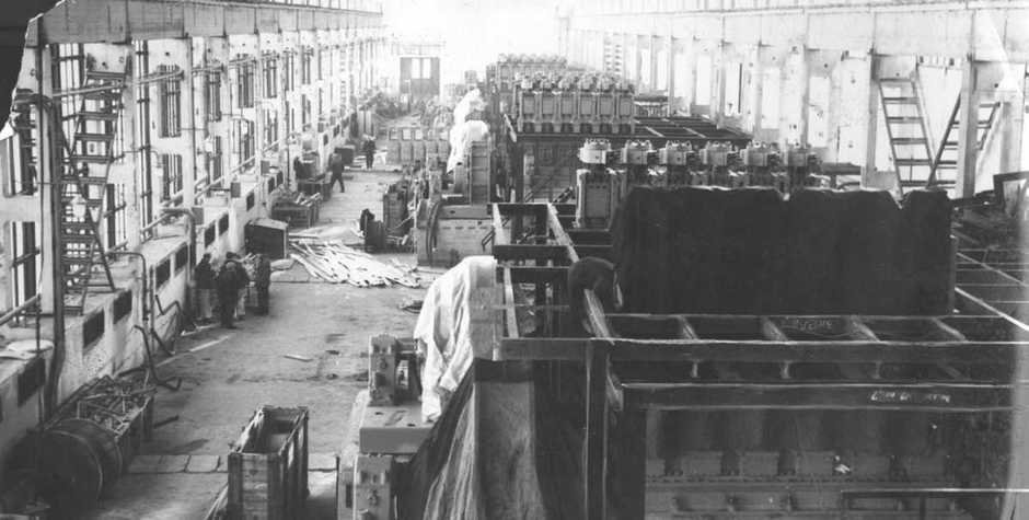 Монтаж компрессорного оборудования на заводе полиэтилена высокого давления, 1968 год.