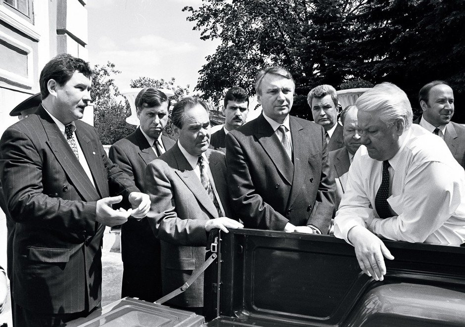Ельцину показывают продукцию Елабужского автозавода, 1994 год