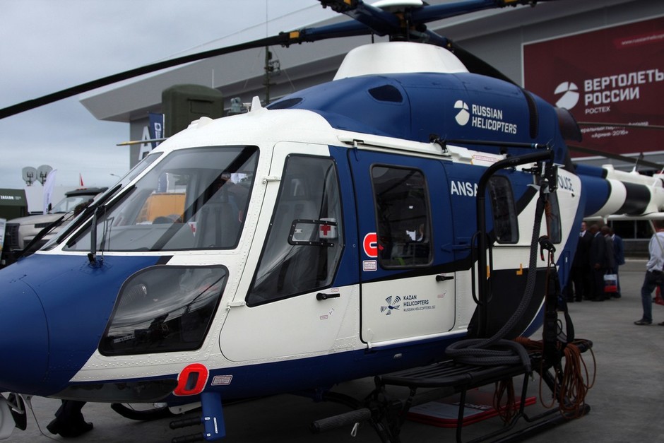 Вертолет также оборудован громкоговорящим устройством и прожектором, который наряду с оптико-электронной системой позволяет обнаруживать и распознавать объекты и цели.