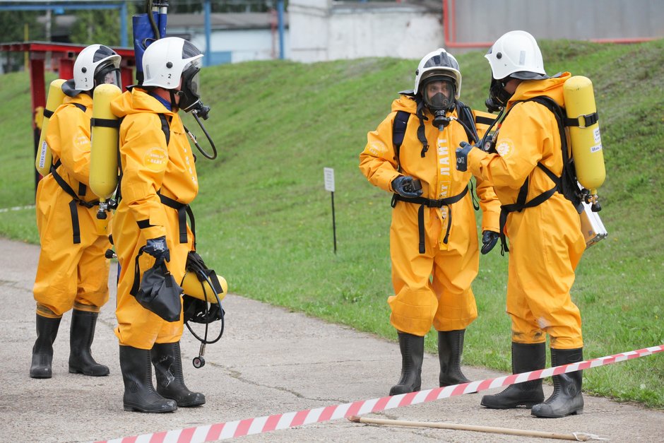 Спасатели НАСФ огораживают территорию и настраивают баллоны с кислородом