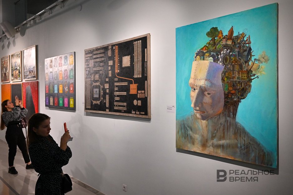 Картины и посетители выставки «АРТ-мастерская XXI»